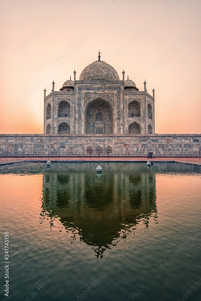 Obraz premium Taj Mahal in sunrise light, Agra, India