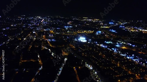 ciudad de noche desde el cielo