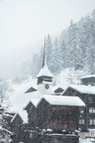 Paesino Svizzero in inverno durante una nevicata