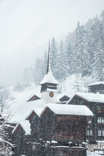 Paesino Svizzero in inverno durante una nevicata