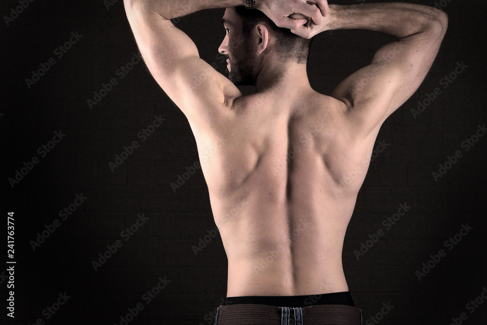 Selbstbewusster junger muskulöser Mann Oberkörper frei
