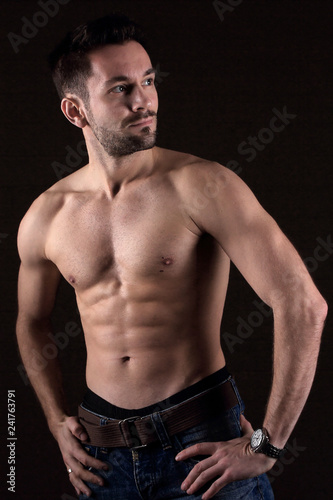 Selbstbewusster junger muskulöser Mann Oberkörper frei © Imagecreator