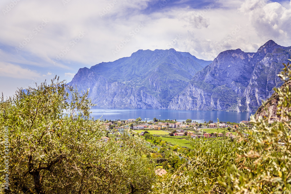 Obraz premium Idylliczny krajobraz Włochy, Lago di Garda: Góry, mała wioska i jezioro