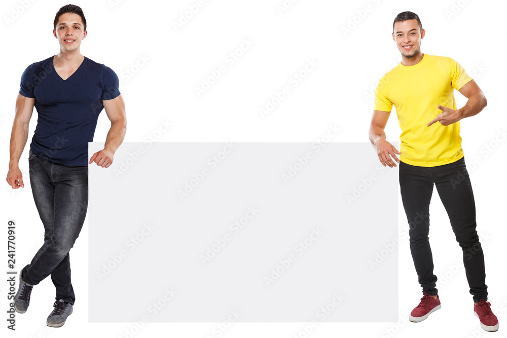 Junge Männer zeigen Werbung Marketing Latino Schild leer Textfreiraum Copyspace Freisteller Junge Männer zeigen Werbung Marketing Latino Schild leer Textfreiraum Copyspace Freisteller