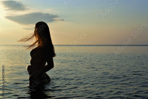 девушка в море © andros1983