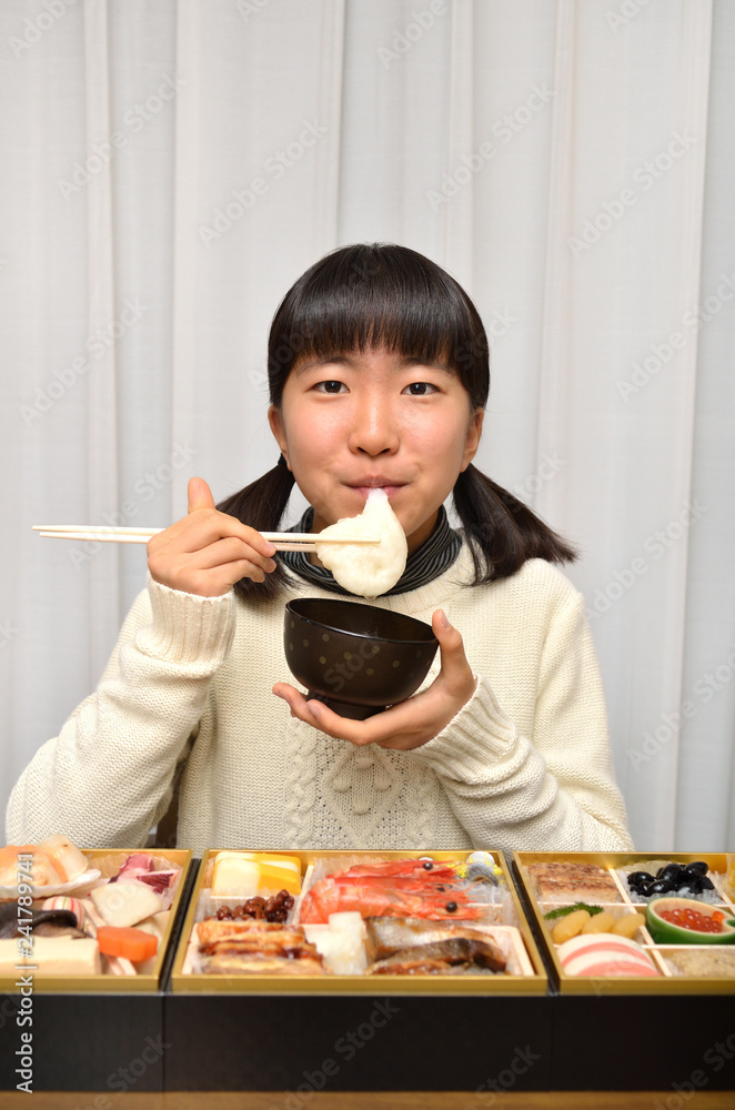 お雑煮を食べる女の子(正月、おせち料理)