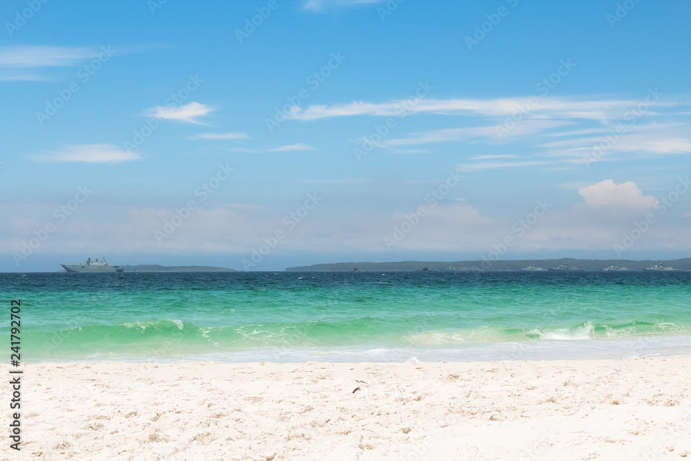 Hyams Beach - the world's whitest beach - at Jervis Bay on a beautiful summer day with azure blue water and white sand (Jervis Bay, Australia)