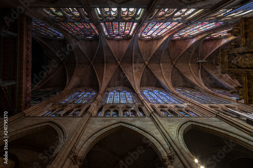 Detalle de los techos de la catedral de Le  n y sus vidrieras