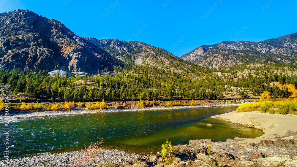 Obraz premium Kolory jesieni otaczające rzekę Thompson w Goldpan Provincial Park na trasie Fraser Canyon autostrady Trans Canada Highway 1 w Kolumbii Brytyjskiej w Kanadzie