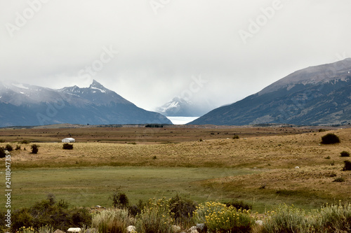 paisaje en el parque nacional los glaciares con vista del glaciar perito moreno de fondo