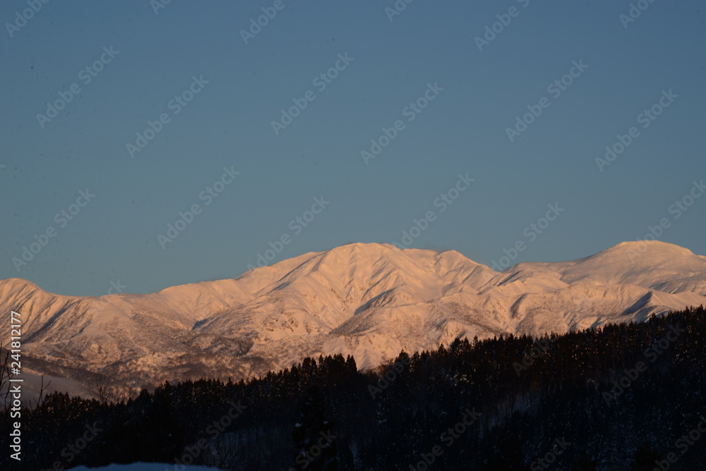 Fototapeta premium 白山 夕陽に映える白山
