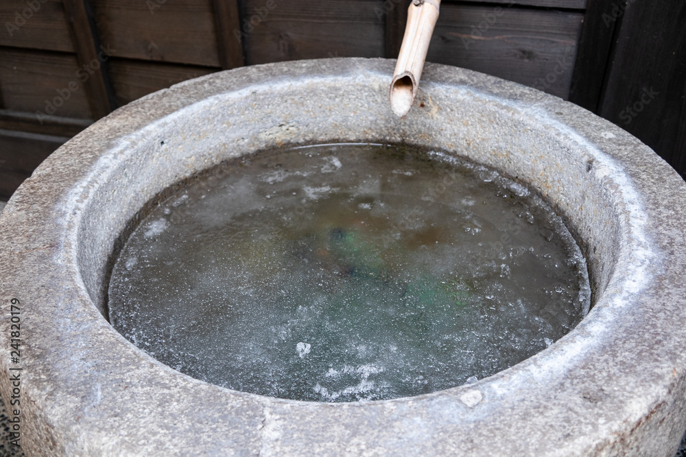 凍結した水瓶 凍結した水瓶