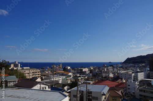 温泉街伊東の街並み遠景に海を望む