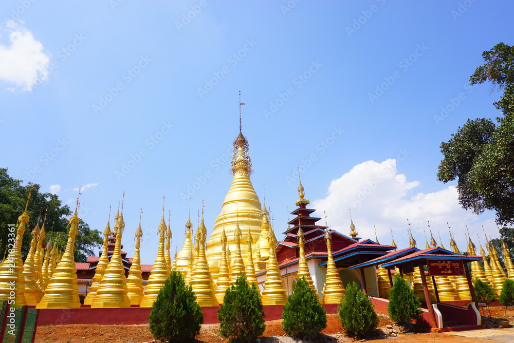 Naklejka premium 仏塔
