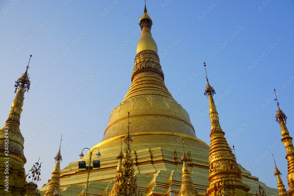 Fototapeta premium ヤンゴンパゴダ