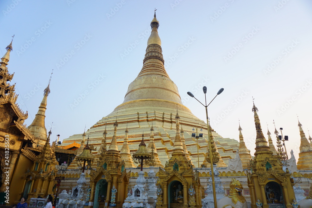 Fototapeta premium ヤンゴンパゴダ