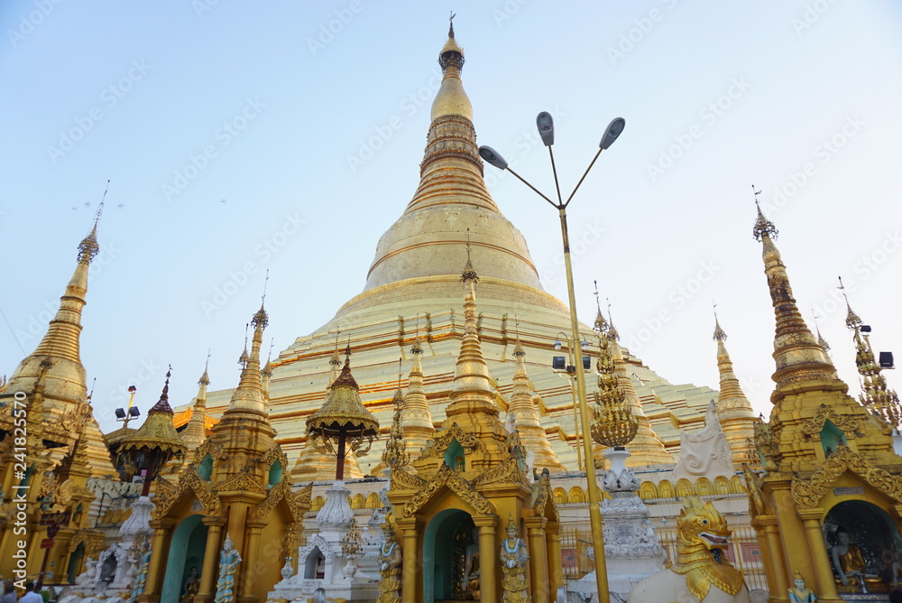 Fototapeta premium ヤンゴンパゴダ