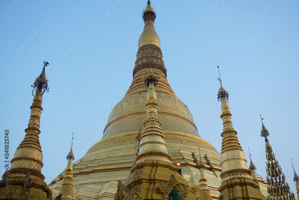 Fototapeta premium ヤンゴンパゴダ