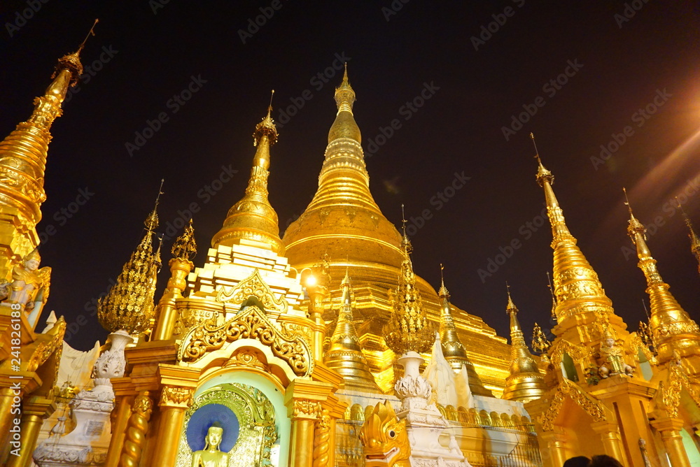 Fototapeta premium ヤンゴンパゴダ