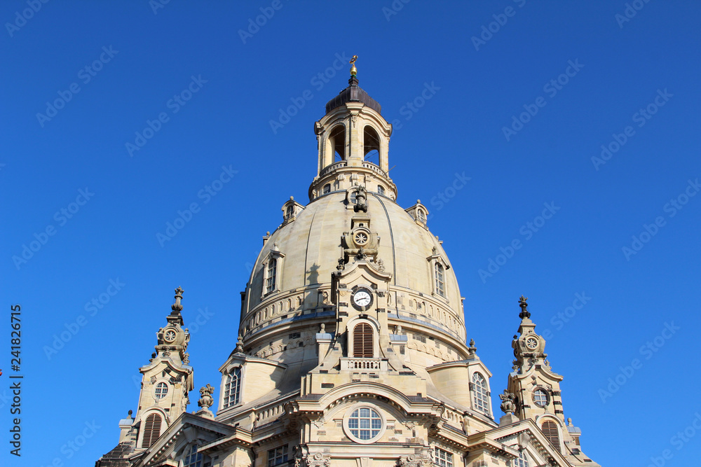 blick auf die frauenkirche in dresden sachsen deutschland fotografiert im herbst an einem sonnigen tag während einer sightseeing tour