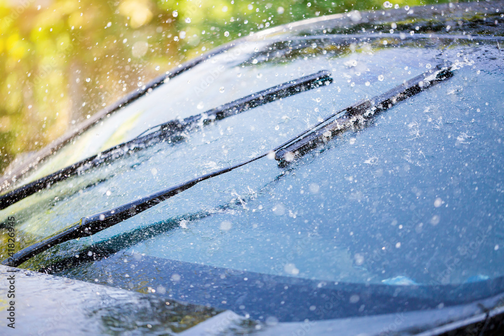 Car windshield with rain drops and frameless wiper blade - obrazy, fototapety, plakaty 