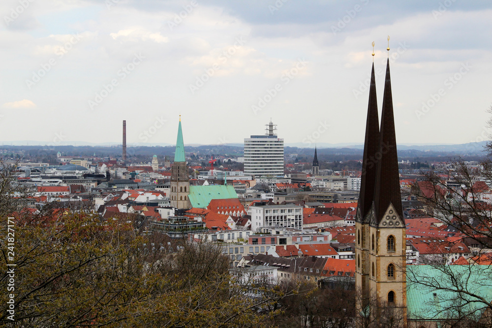 blick auf hochhäuser fotografiert von der sparrenburg in bielefeld deutschland an einem herbst tag