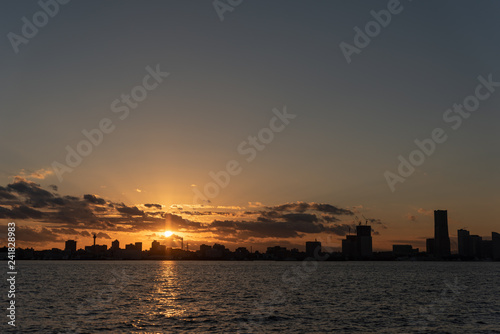 都市の港の夕焼けの風景 © youreyesonly