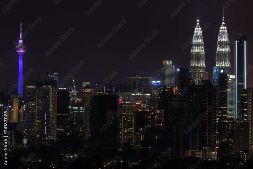 Fototapeta premium KUALA LUMPUR, MALAYSIA - 31st DEC 2018; Night view of downtown Kuala Lumpur, a capital of Malaysia. Its modern skyline is dominated by the 451m-tall Petronas Twin Towers.