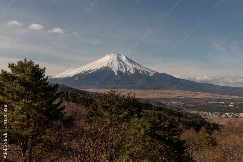 山の稜線の向こうにそびえる富士山