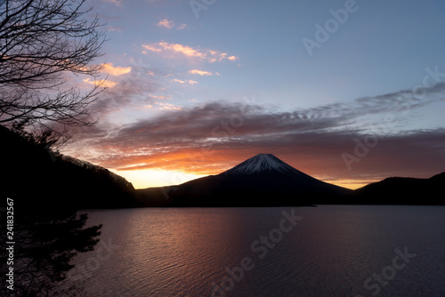 湖に浮かぶ富士山の夜明け