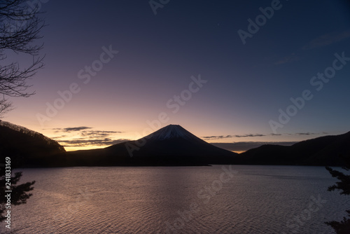 湖に浮かぶ富士山の夜明け