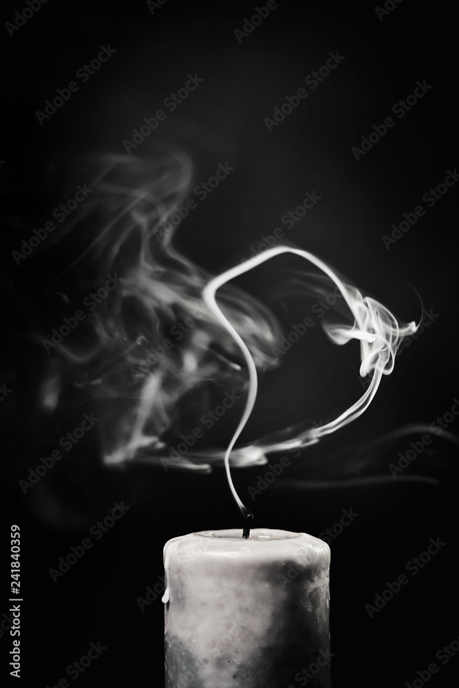 Почему погасла свеча. Свечка потухла. Потухшая свеча. Дым свечи. Потухшая свеча дым.