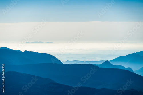 Montserrat entre la niebla © Edgar