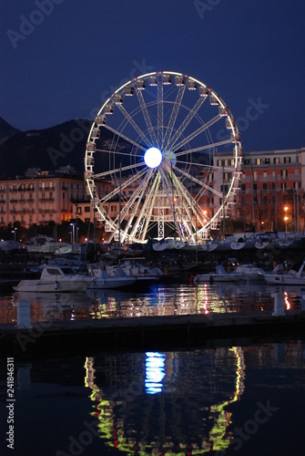 Ruota panoramica gigante sul lungomare di Salerno, per le luci d'artista.