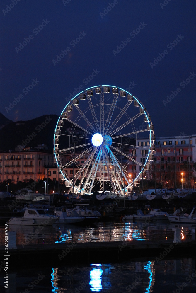 Ruota panoramica gigante sul lungomare di Salerno, per le luci d'artista.  Stock Photo | Adobe Stock