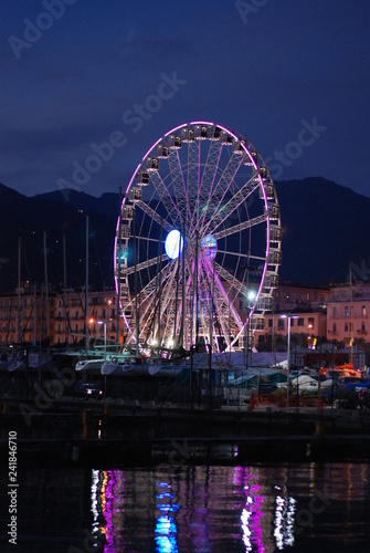 Ruota panoramica gigante sul lungomare di Salerno, per le luci d'artista.