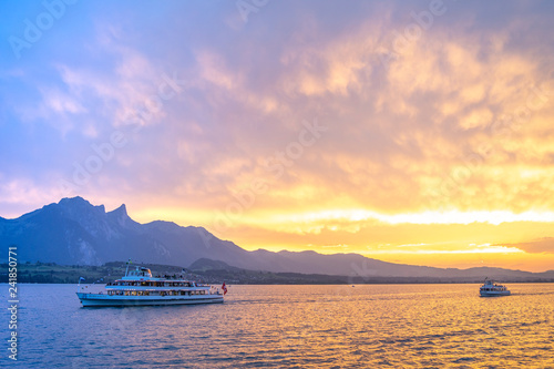 Fotografía Schiffahrt auf Thunersee bei dramatischem Himmel