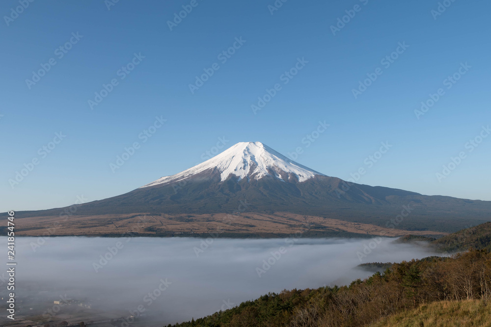 雲海に浮かぶ富士山 山梨県