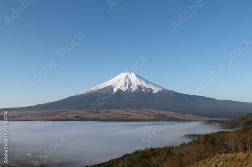 雲海に浮かぶ富士山 山梨県