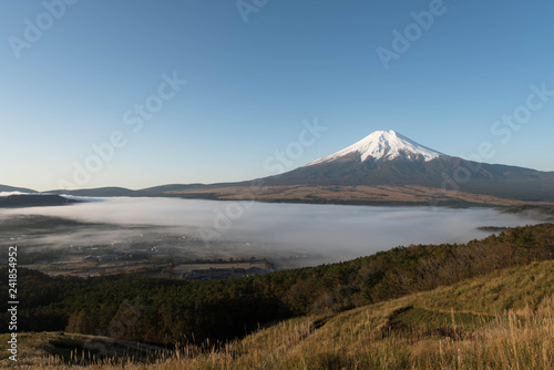 忍野村から望む富士山と雲海
