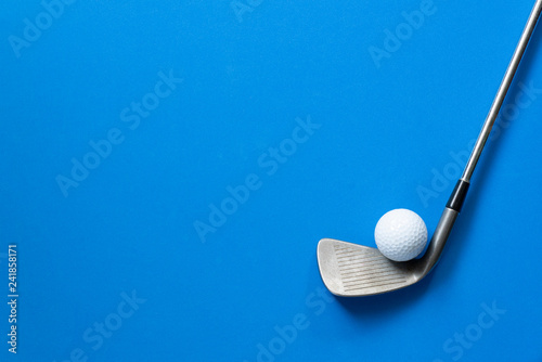Εκτύπωση καμβά golf ball and golf club on blue background