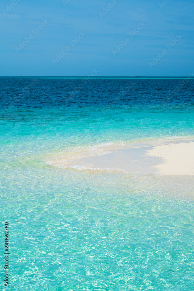 Obraz premium Curve beach background and clear beautiful color sea in nature.