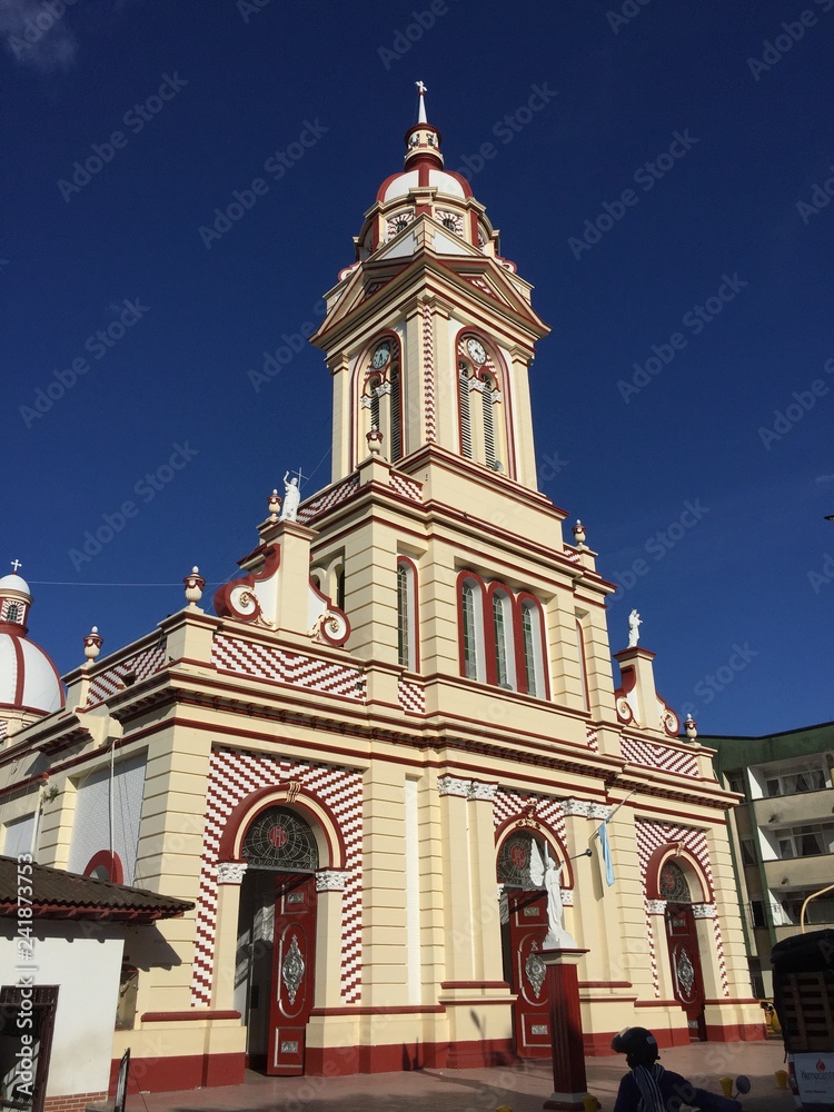 Naklejka premium Iglesia Catolica Chaparral Monumento Cielo Parque Tolima Cúpula Campanario Pueblo Catholic Church Chaparral Monument Sky Park Tolima Dome Campanario Town 