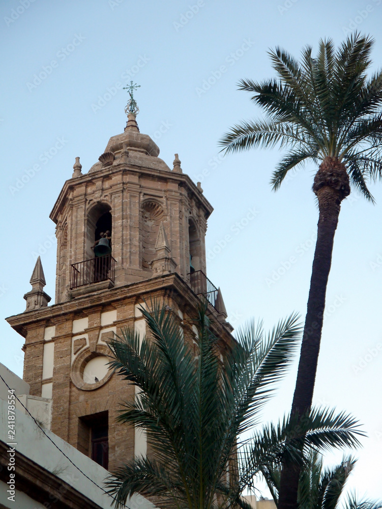 Catedral en la bahía de la capital de Cádiz, Andalucía. España. Europa