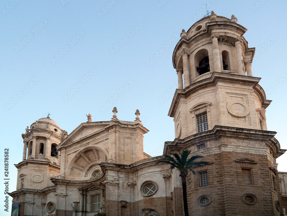 Catedral en la bahía de la capital de Cádiz, Andalucía. España. Europa