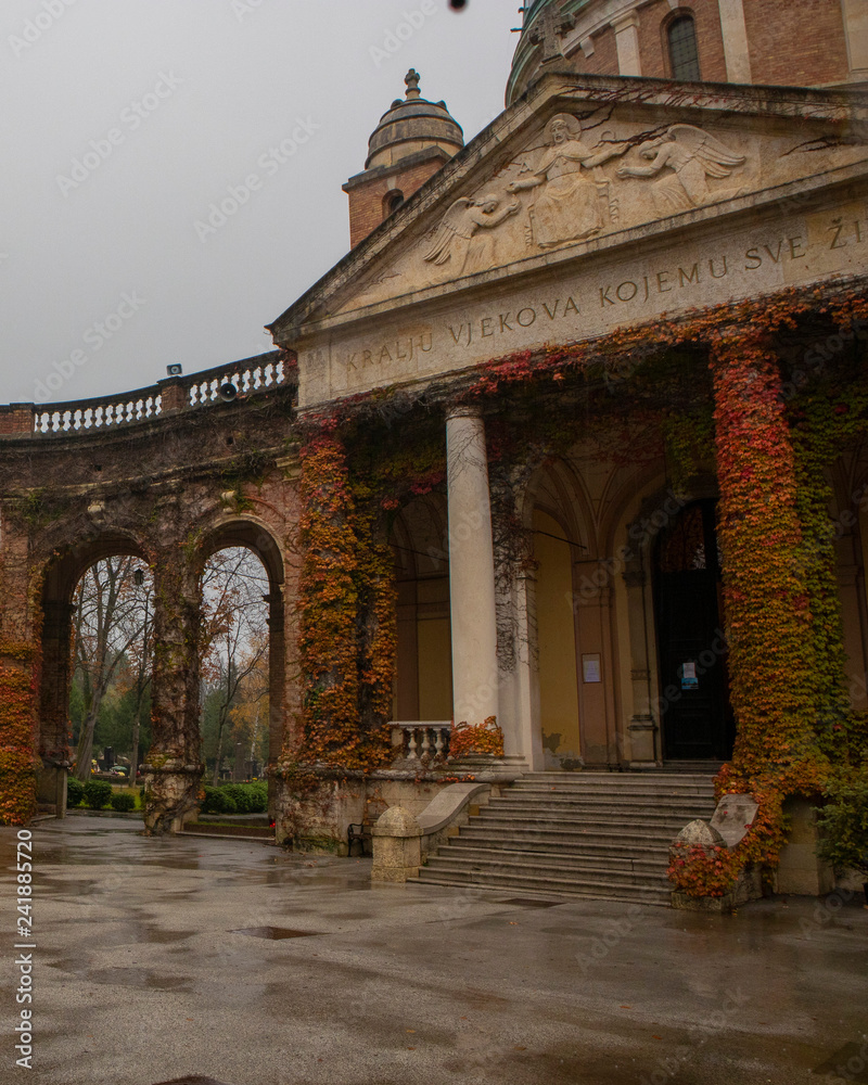 Fototapeta premium Mirogoj, Croatia cemetry, in cloudy autumn day