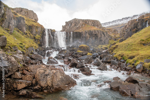 Wasserfall und Bach in Seyðisfjörður