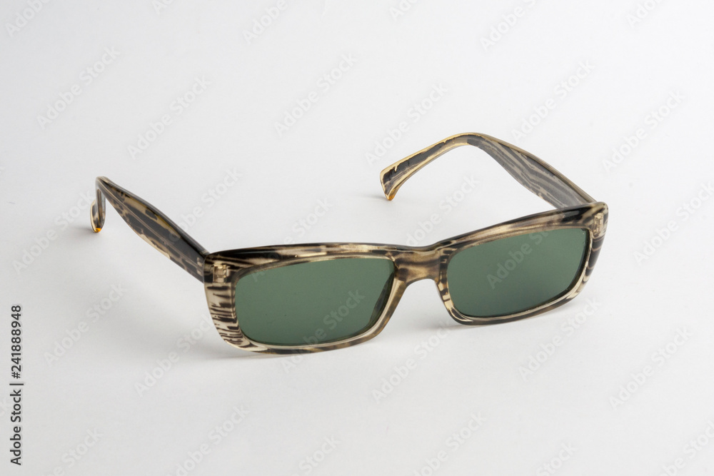 Gafas de sol/ Unas gafas de sol estilo vintage, aisladas, sobre fondo blanco