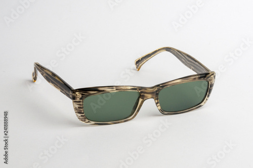 Gafas de sol/ Unas gafas de sol estilo vintage, aisladas, sobre fondo blanco photo
