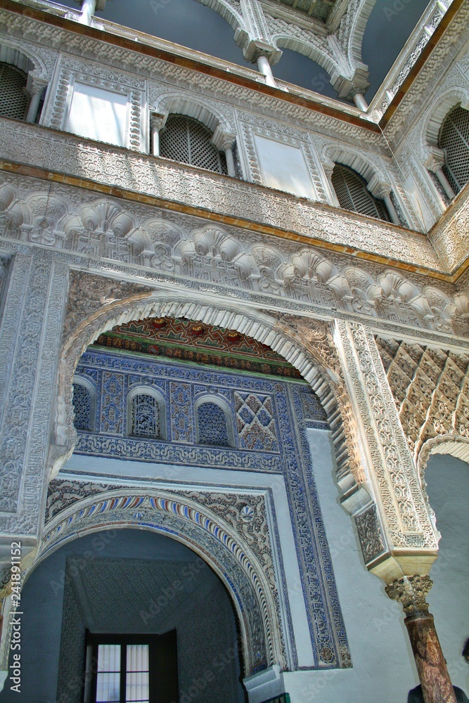 Architecture à l'interieur de L'alcazar de Séville en Espagne